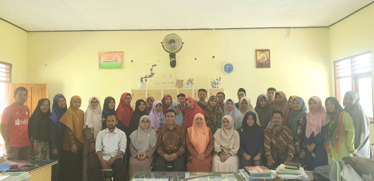 Foto bersama keluarga besar Smanture dengan kepala sekolah lama dan ketua komite Foto bersama keluarga besar Smanture dengan kepala sekolah lama dan ketua komite